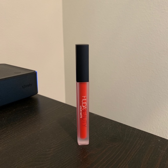 Huda Beauty Red Matte Liquid Lipstick. - Picture 2 of 4